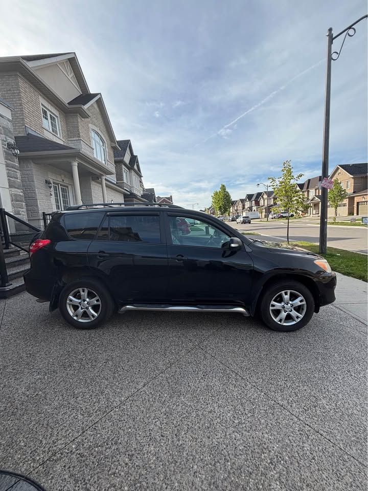 2010 Toyota RAV4 LE 4WD - photo 3