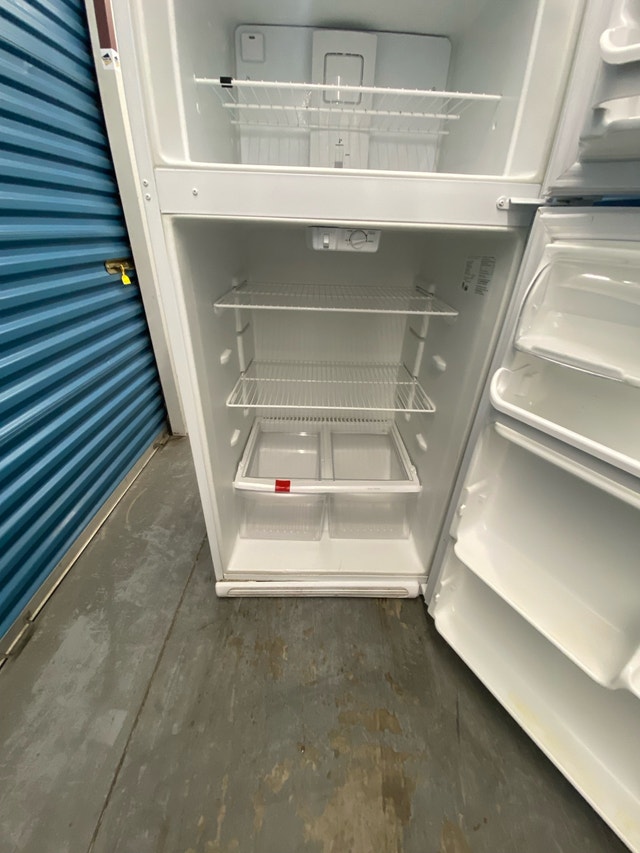 WHITE FRIDGEDAIRE REFRIGERATOR - photo 4