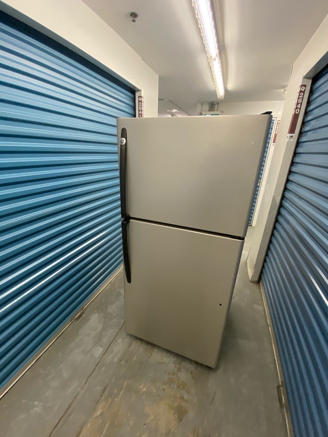 GE STAINLESS STEEL REFRIGERATOR - photo 2
