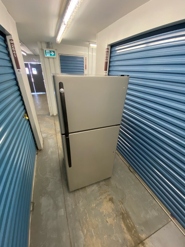 GE STAINLESS STEEL REFRIGERATOR - photo 3