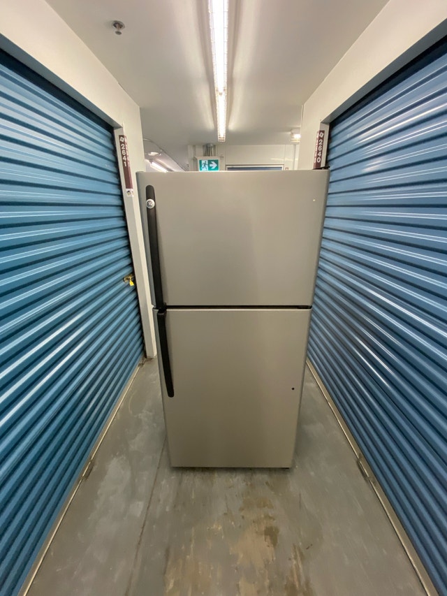GE STAINLESS STEEL REFRIGERATOR - photo 4