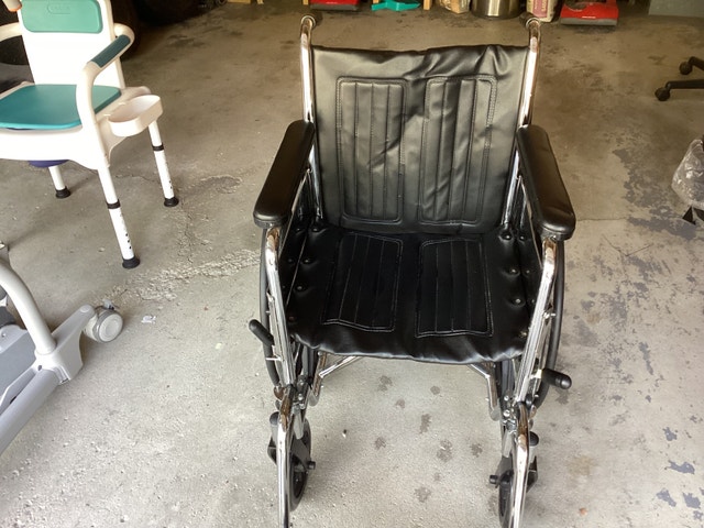 Wheel chair $390 - photo 3