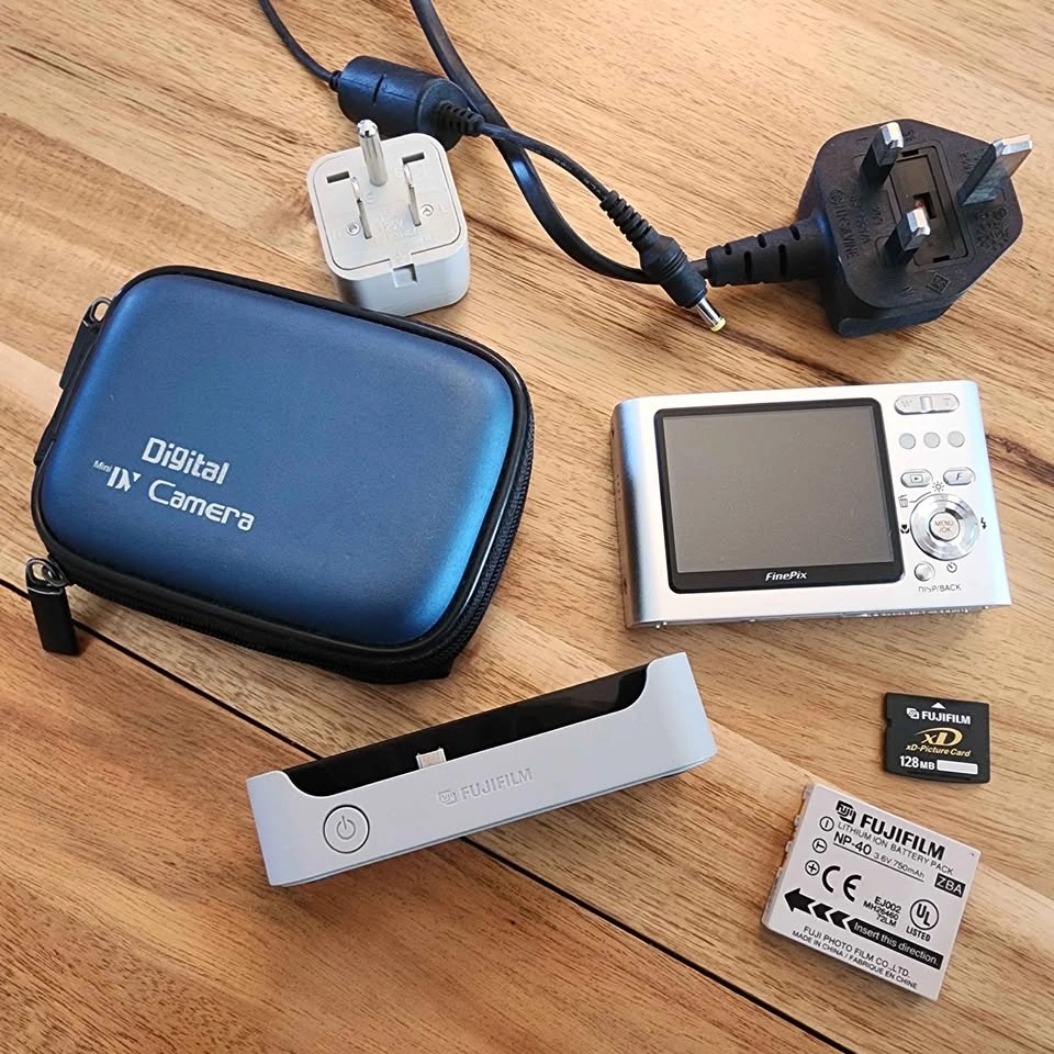Fujifilm FinePix Z1 Digital Camera with Original Accessories - photo 2