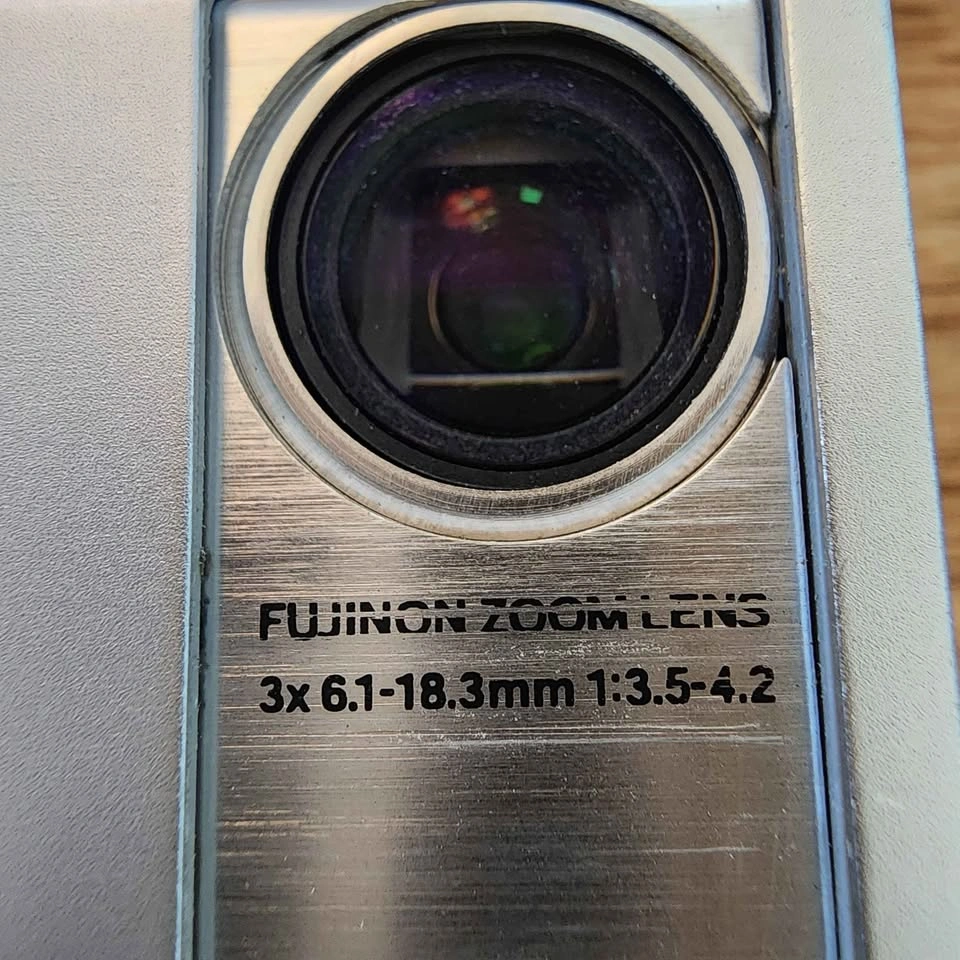 Fujifilm FinePix Z1 Digital Camera with Original Accessories - photo 5