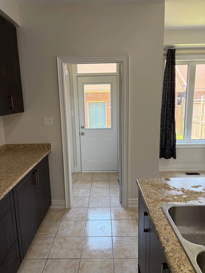3 Beds 3 Baths - Townhouse - photo 5