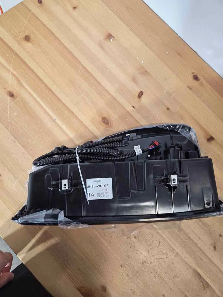GMC Sierra 1500 LED Tail Light Passenger Side, New - photo 4