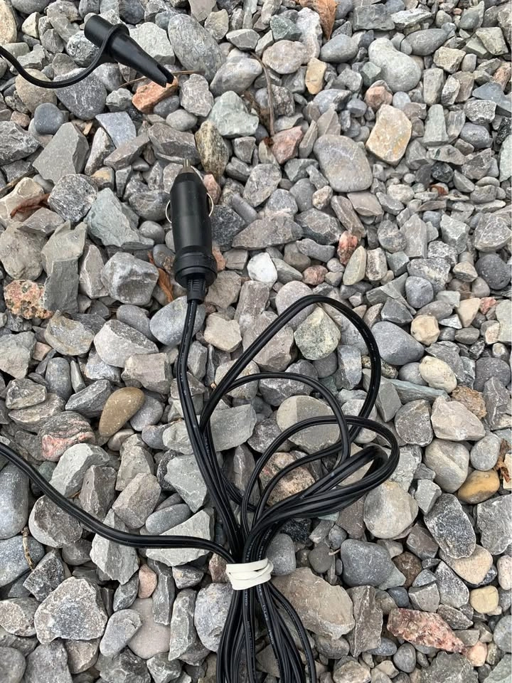 Air pump with car plug in - photo 3