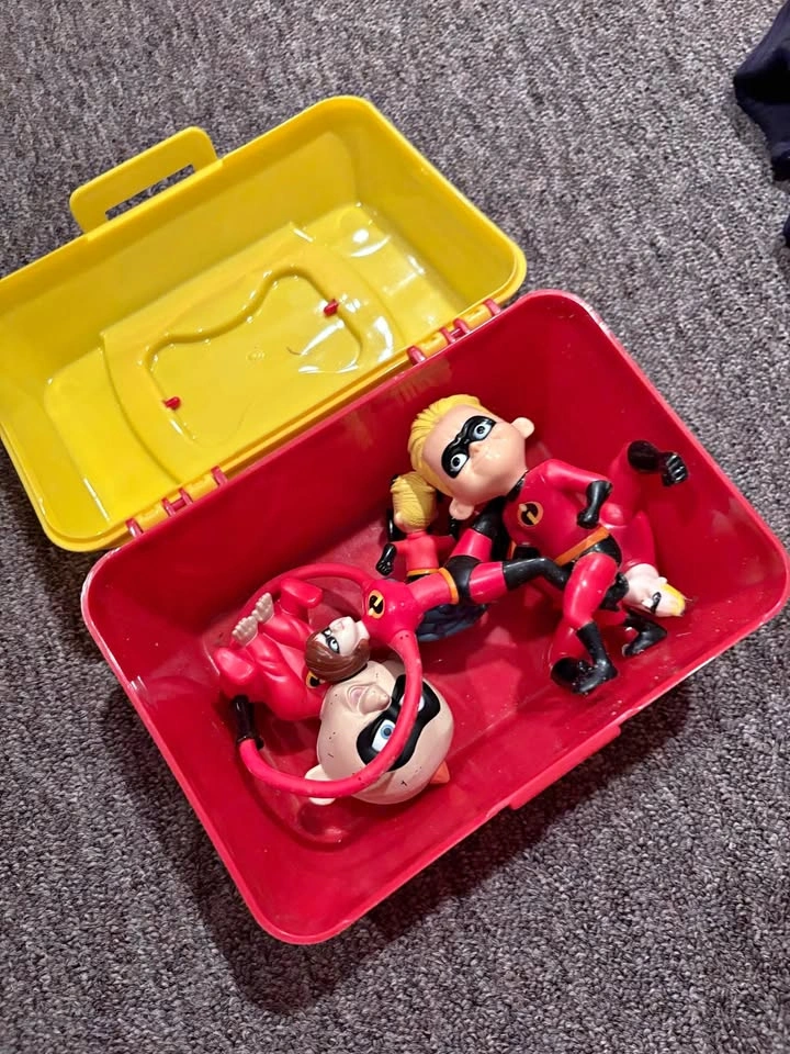 Incredibles Figures and Toy Box