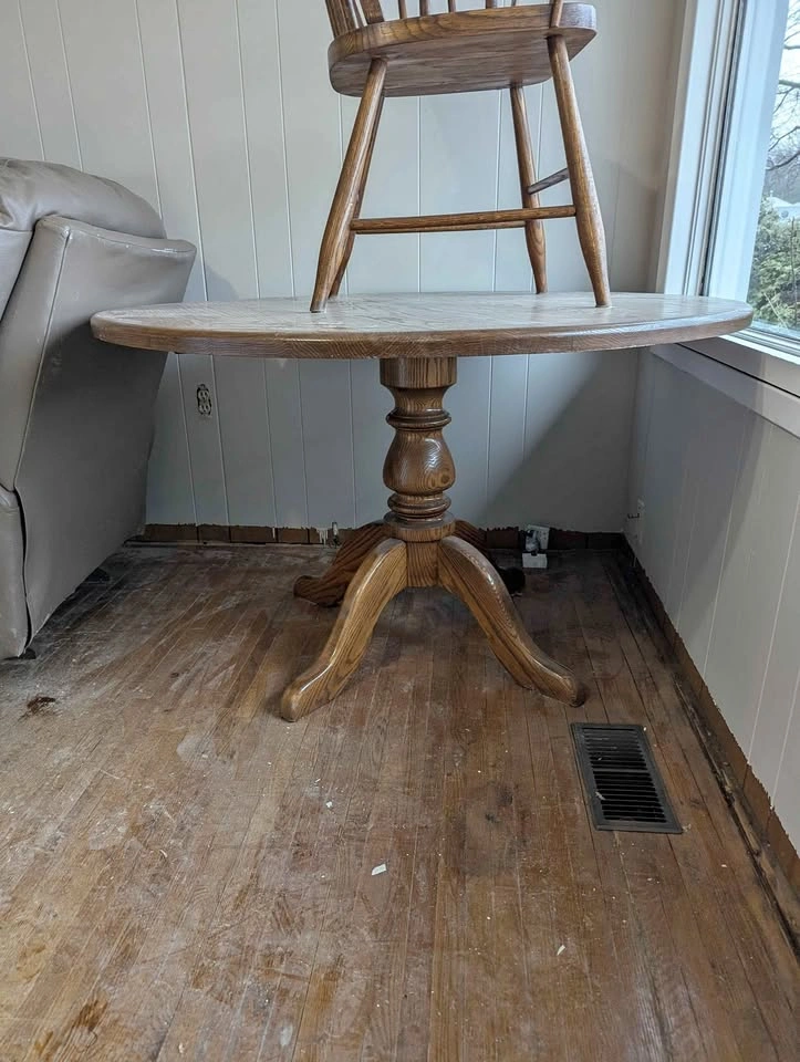 Beautiful round table in great condition with 4 chairs !