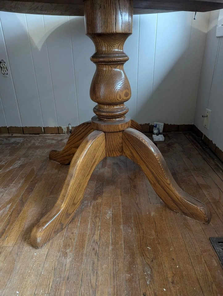 Beautiful round table in great condition with 4 chairs ! - photo 2
