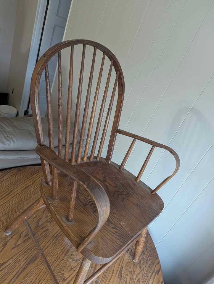 Beautiful round table in great condition with 4 chairs ! - photo 3