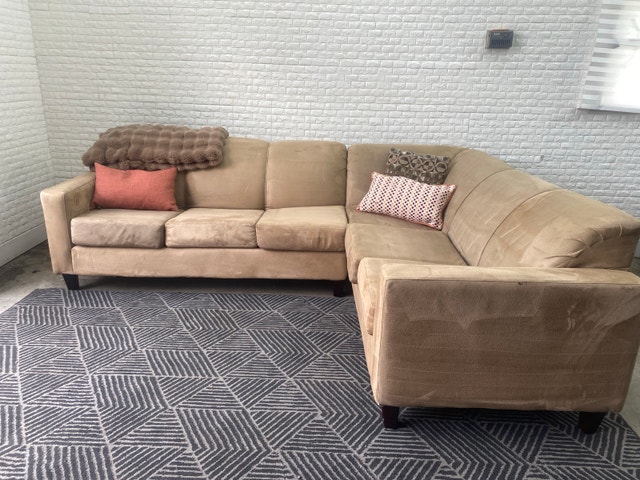 FREE DELIVERY Sectional with Pull out Bed - photo 3