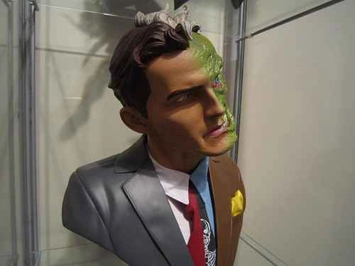 DC DIRECT HALF SCALE TWO FACE BUST - photo 3