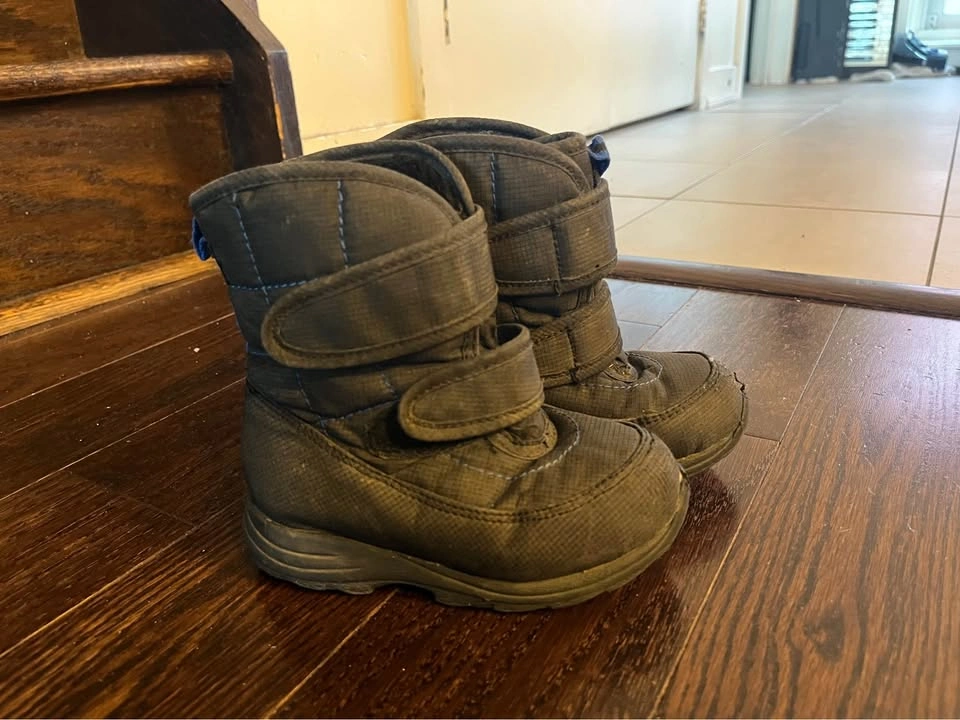 Lot of Boys Shoes Size 9 - photo 2