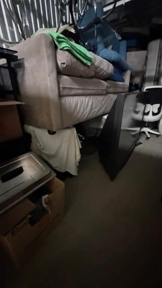 Storage Unit Lot: Appliances, Furniture, Sofas, Tables, Chairs & - photo 2