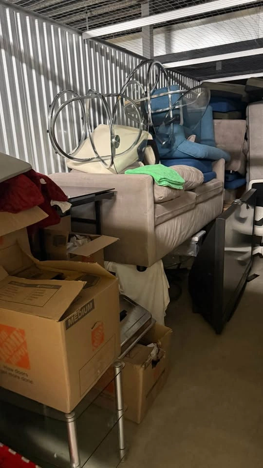 Storage Unit Lot: Appliances, Furniture, Sofas, Tables, Chairs & - photo 4
