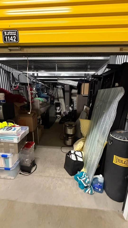 Storage Unit Lot: Appliances, Furniture, Sofas, Tables, Chairs & - photo 5