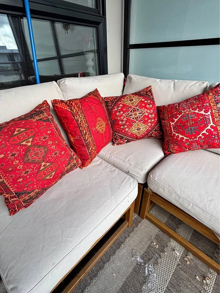 4 Throw Pillows
