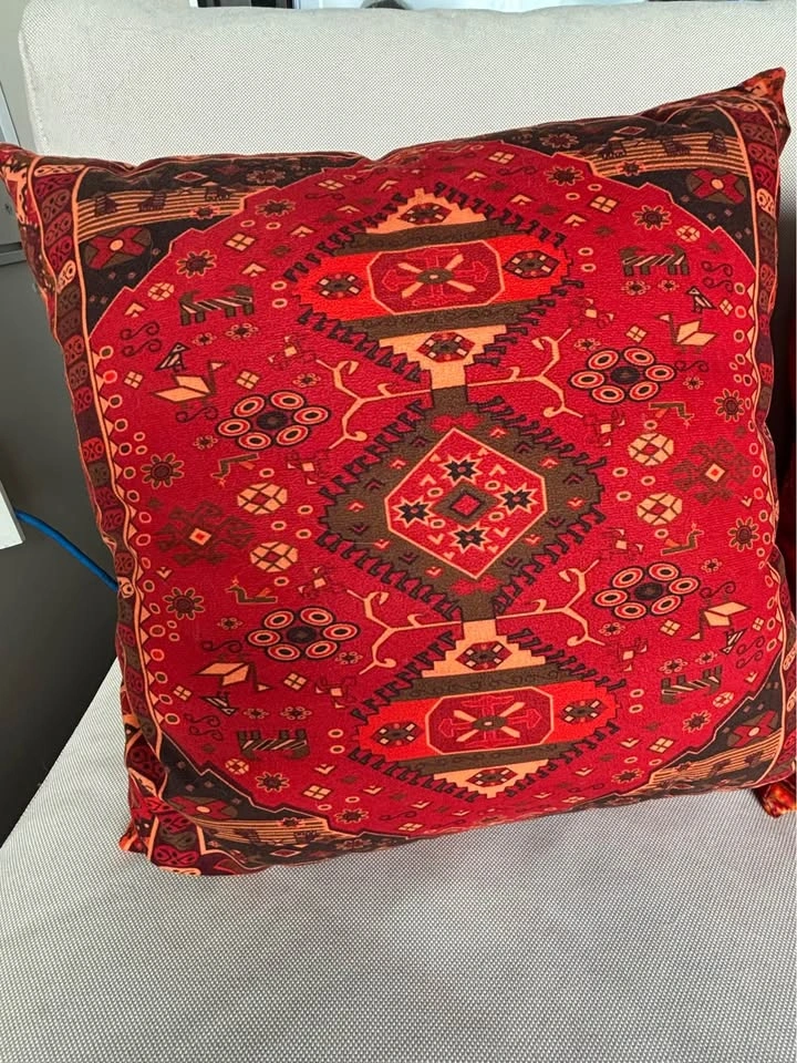 4 Throw Pillows - photo 2