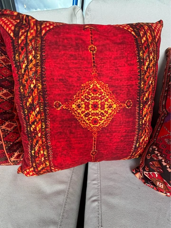 4 Throw Pillows - photo 3