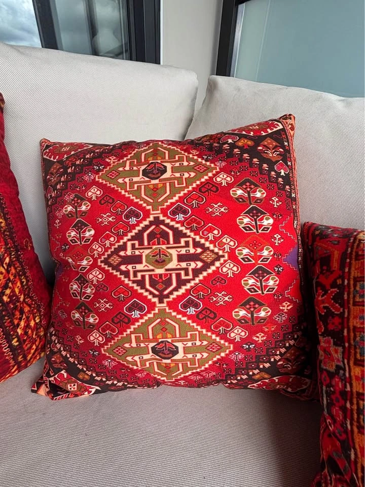 4 Throw Pillows - photo 4