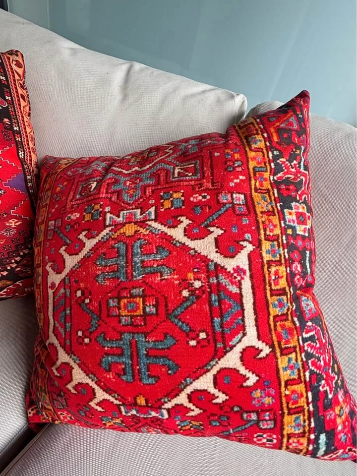 4 Throw Pillows - photo 5
