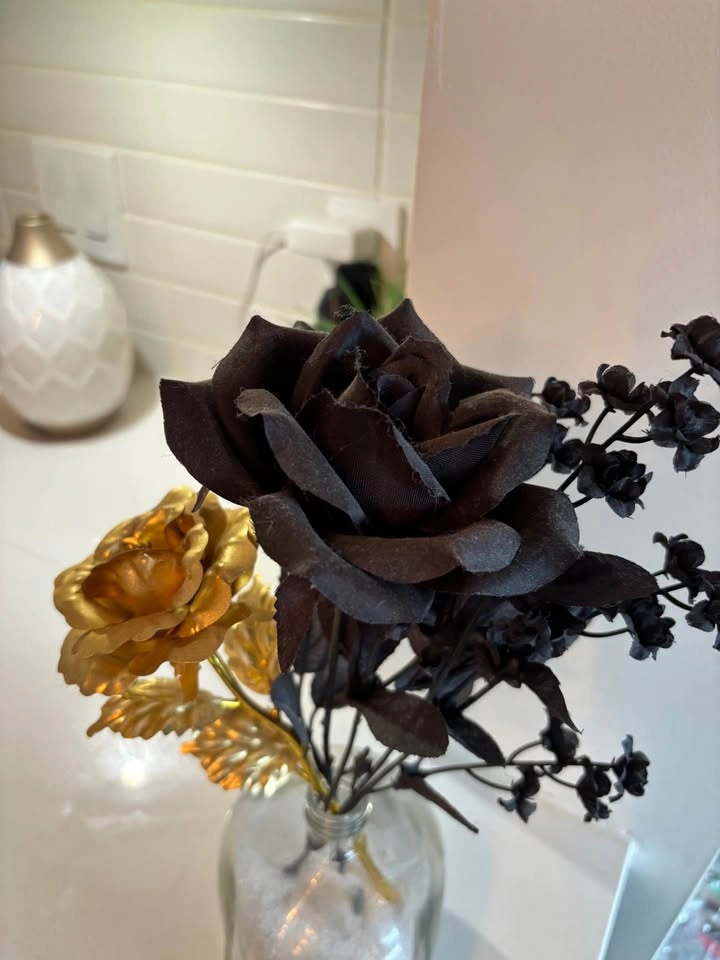 Skull Vase with Faux Flowers - photo 3