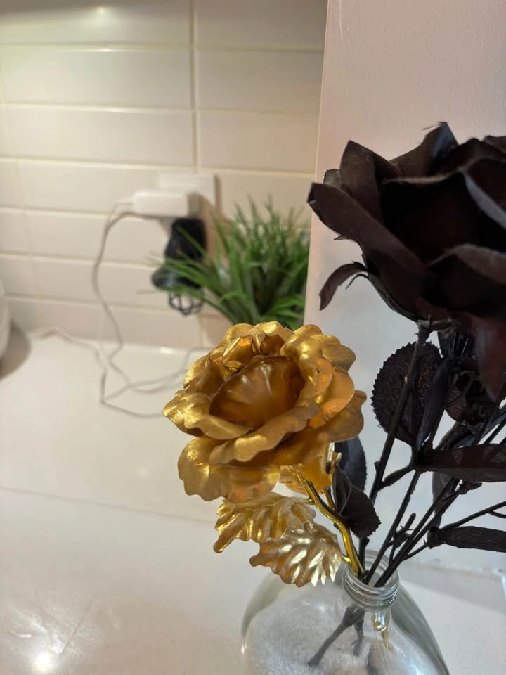 Skull Vase with Faux Flowers - photo 4