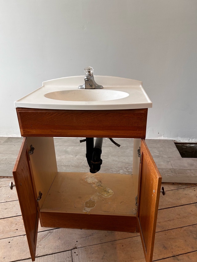 Bathroom Vanity with Sink and Faucet - photo 2
