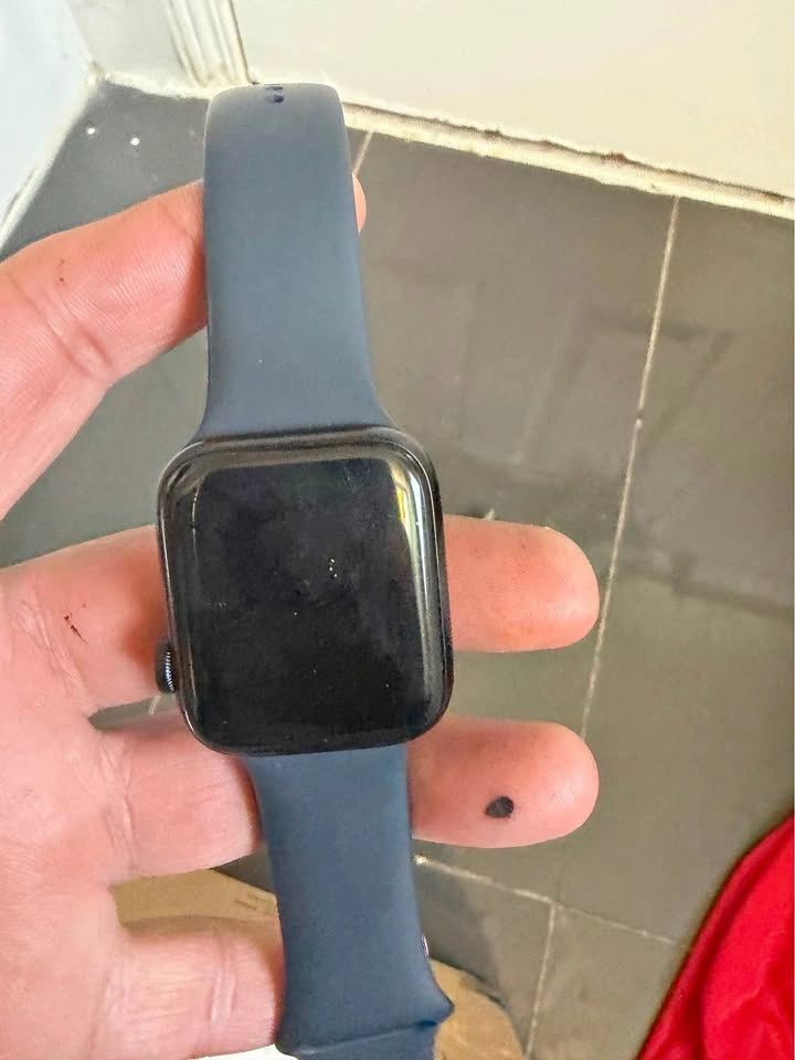 Apple Watch SE 44mm (GPS) - Space Gray Aluminum Case