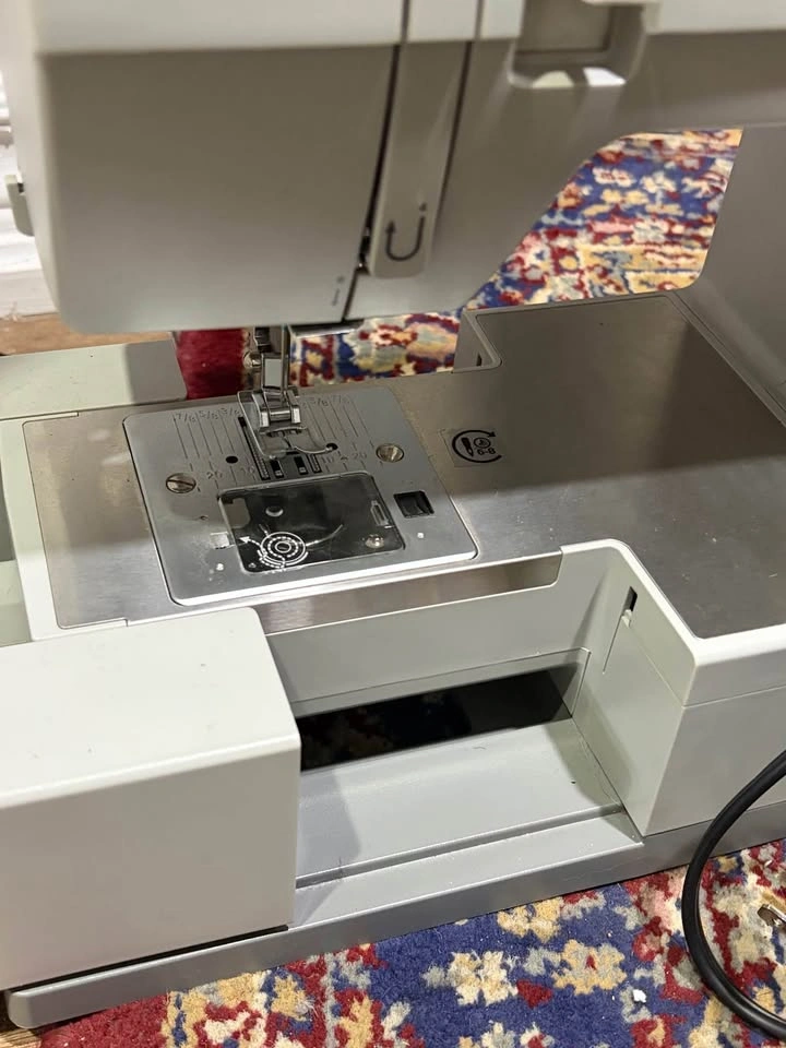 Singer Heavy Duty 4423 Sewing Machine - photo 3