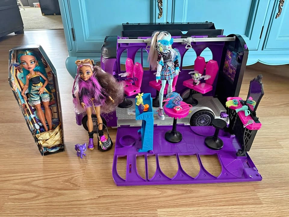 Monster High School Bus and Dolls