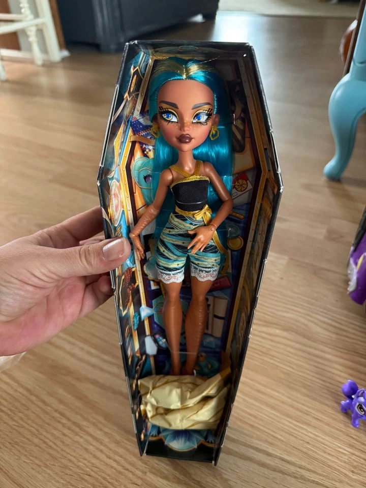 Monster High School Bus and Dolls - photo 2