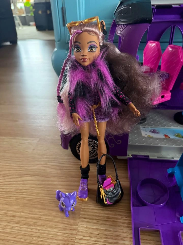 Monster High School Bus and Dolls - photo 3
