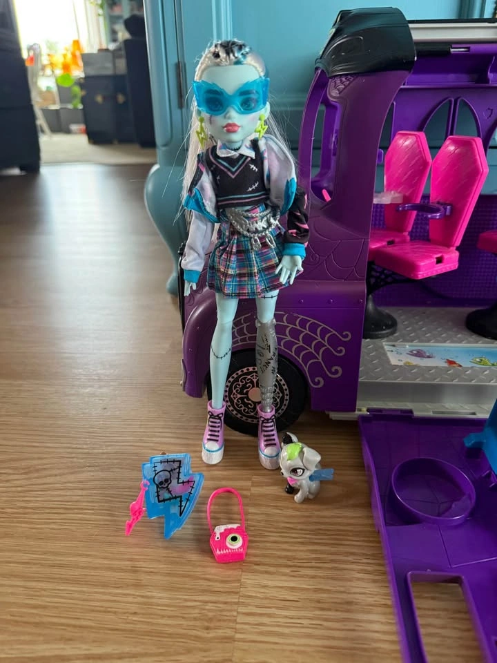 Monster High School Bus and Dolls - photo 4