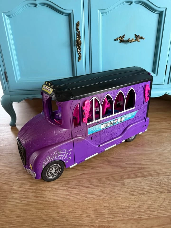 Monster High School Bus and Dolls - photo 5