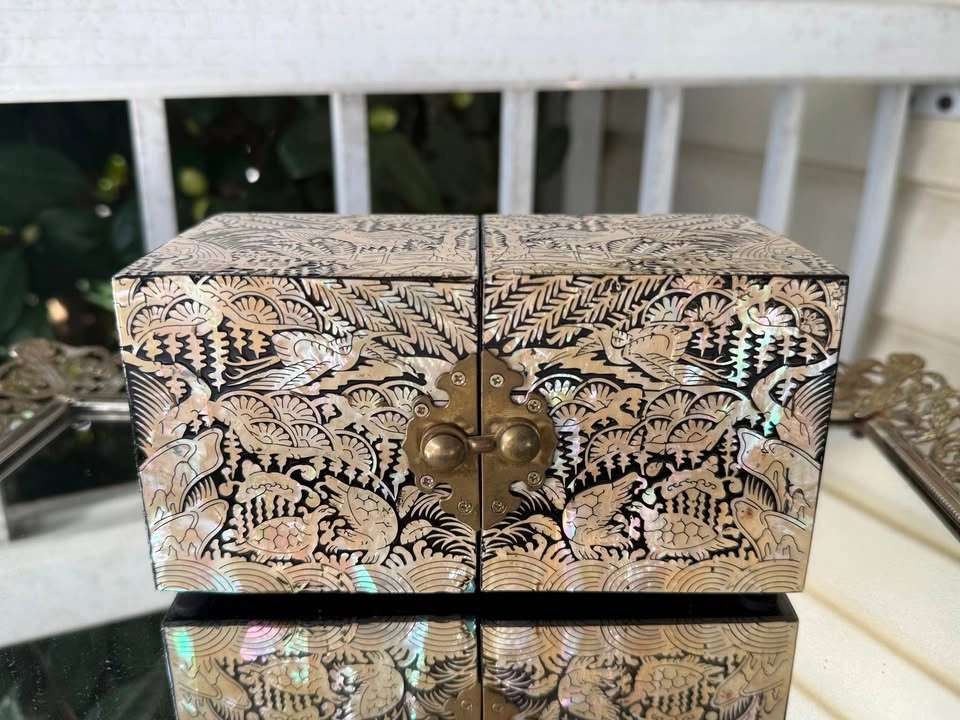 Vintage Black Lacquered Jewelry Box w/ Mother of Pearl - photo 3