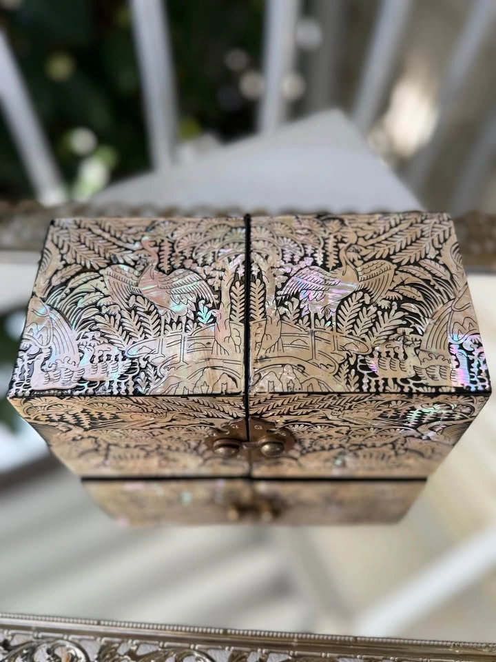 Vintage Black Lacquered Jewelry Box w/ Mother of Pearl - photo 4
