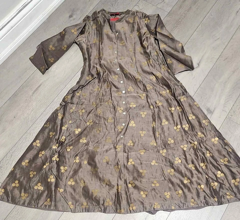 2 Beautiful Long Kurtis / Dresses – $10 for Both (Size 34)