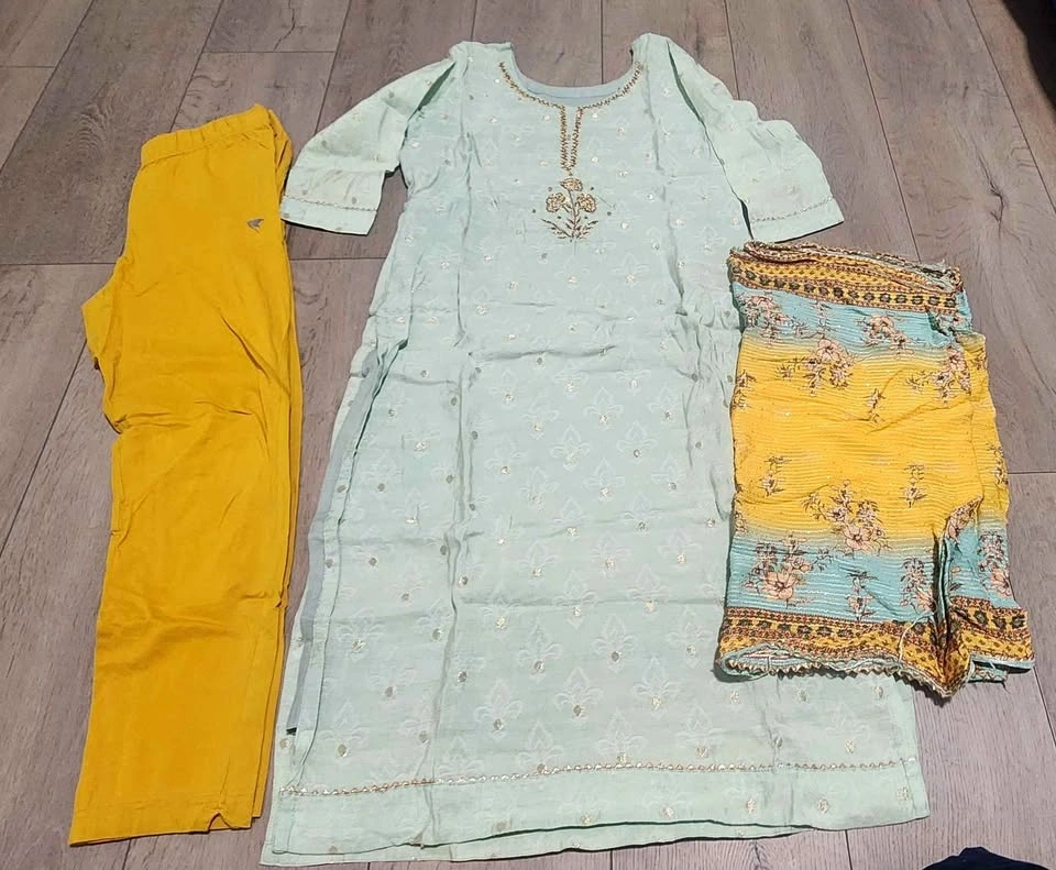 Beautiful Pastel Green 3-Piece Suit - Size 34