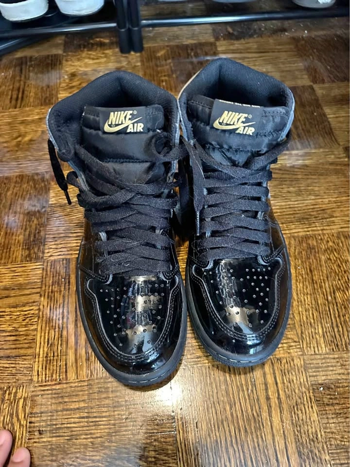 Jordan 1 Mid Patent Black/Gold 🔥 Size US 6