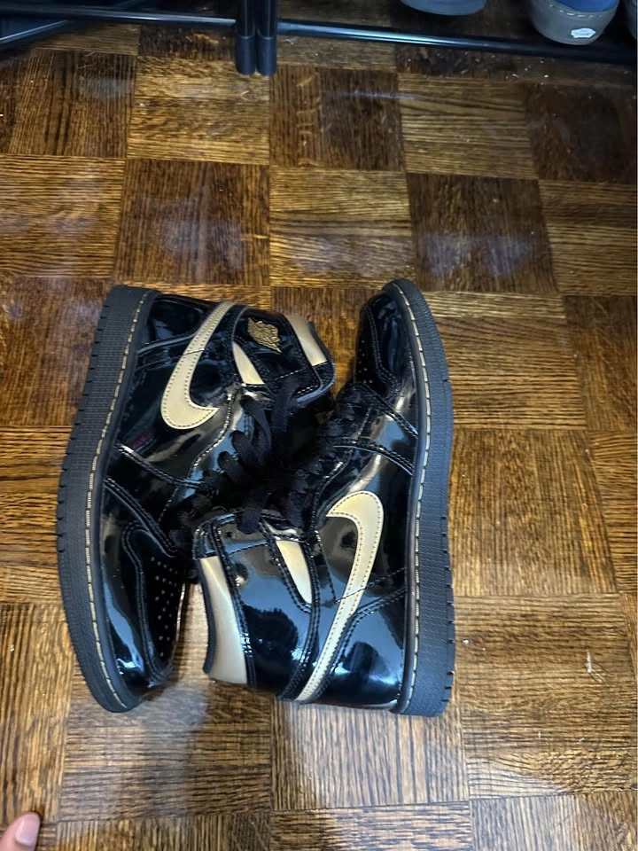 Jordan 1 Mid Patent Black/Gold 🔥 Size US 6 - photo 2