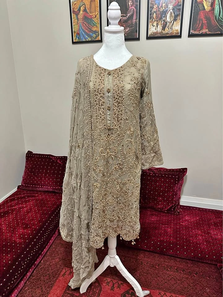 ✨ Beautiful 3-Piece Pakistani Suit ✨