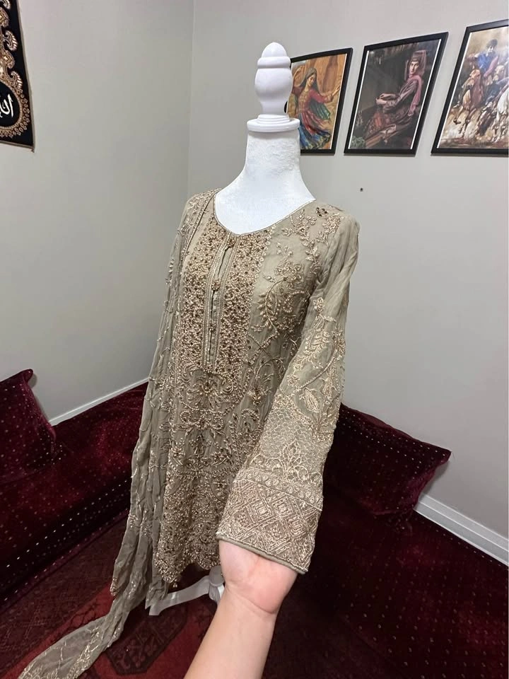 ✨ Beautiful 3-Piece Pakistani Suit ✨ - photo 3