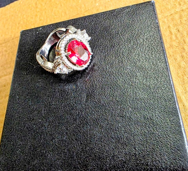 Unique beautiful ring with cute heart accents on the side - photo 3