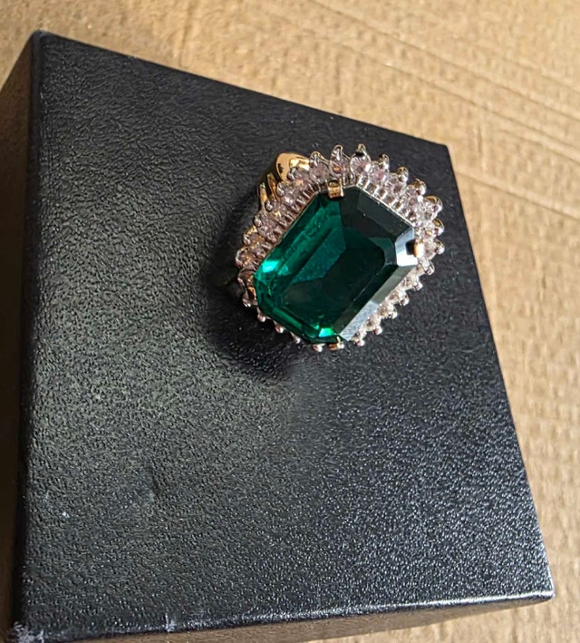 Elegant emerald colored ring