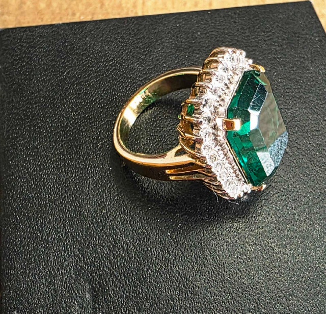 Elegant emerald colored ring - photo 2