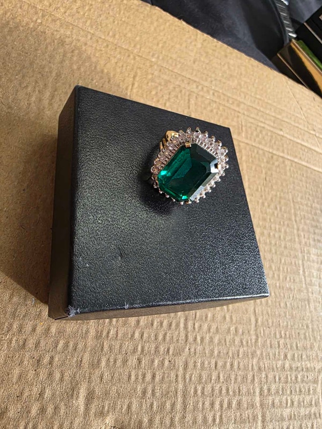 Elegant emerald colored ring - photo 3