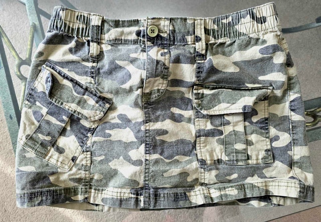 Grungy Camo Cargo Mini Skirt - Size Medium - Pockets!