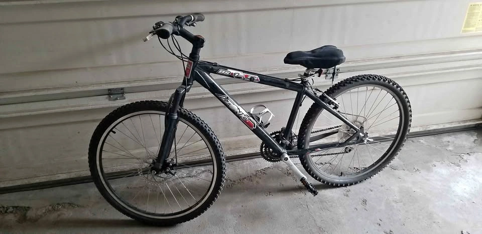 Black Azonic DS1 Dirt Jump Mountain Bike - 26" Wheels